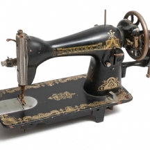 מכונת תפירה עשויה מתכת מעוטרת, לא נבדק מצב עבודה, יתכנו חוסרים