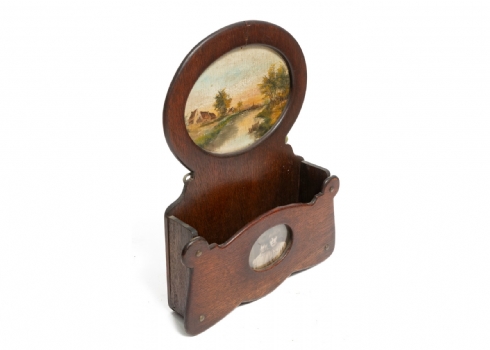 מתלה עץ לקיר למכתבים מעוטר ציור יד וצילום עתיק סדק בחלקו העליון (מצולם)