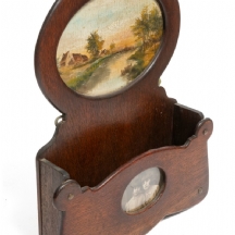 מתלה עץ לקיר למכתבים מעוטר ציור יד וצילום עתיק סדק בחלקו העליון (מצולם)