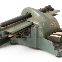 מכונת כתיבה לכתב ברייל שנות השישים, עשויה מתכת, חתומה: Blista Braille