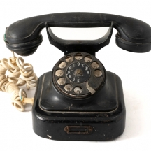 מכשיר טלפון עתיק עשוי בקליט שחורה, מצב משומש בהתאם לגיל, לא נבדק מצב עבודה