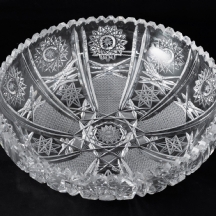 קערת קריסטל איכותית ועמוקה, מעוטרת בעבודת ליטוש ידנית