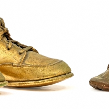 זוג נעלי תינוק שצופו בנחושת