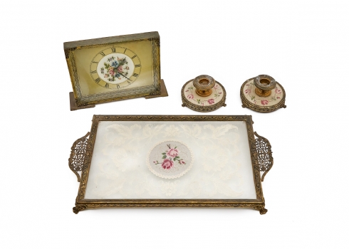 לוט של ארבעה חפצי נוי שונים הכולל מגש תמרוקים, שעון שולחני וזוג פמוטים