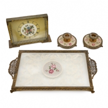 לוט של ארבעה חפצי נוי שונים הכולל מגש תמרוקים, שעון שולחני וזוג פמוטים