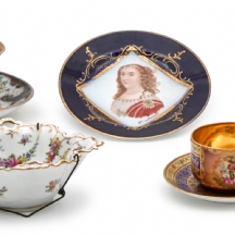 8 חפצי פורצלן עתיקים מעוטרים, חלקם חתומים