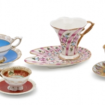 8 חפצי פורצלן עתיקים מעוטרים, חלקם חתומים