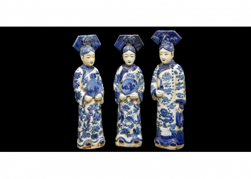 שלושה פסלי קרמיקה סינים בדמויות של נשים סיניות