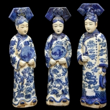 שלושה פסלי קרמיקה סינים בדמויות של נשים סיניות
