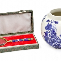 שני חפצי נוי שונים