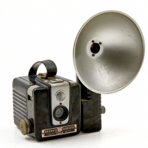מצלמת Kodak Brownie Hawkeye וינטג’ משנות ה-1950 עם פלאש מקורי