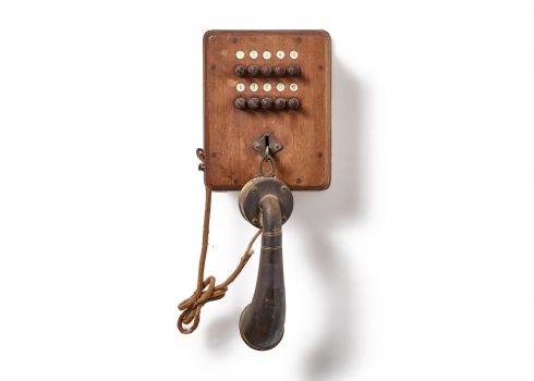 טלפון אינטרקום עתיק עשוי עץ