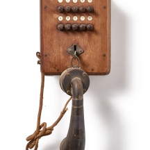 טלפון אינטרקום עתיק עשוי עץ