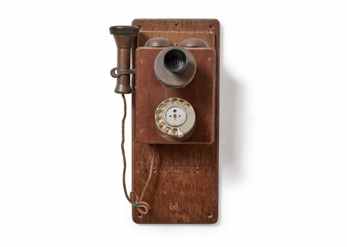 טלפון קיר עתיק מעץ ומתכת
