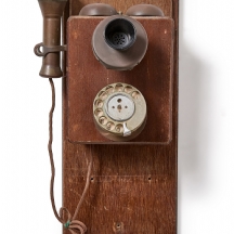 טלפון קיר עתיק מעץ ומתכת