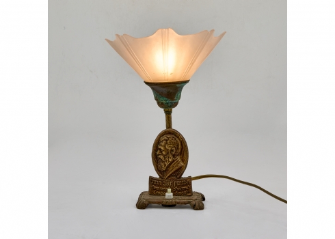 מנורת שולחן ברונזה בסגנון ישראליאנה מעוטרת בתבליט של בנימין זאב הרצל