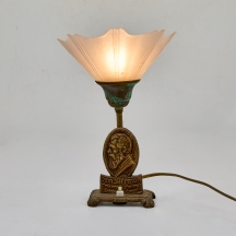 מנורת שולחן ברונזה בסגנון ישראליאנה מעוטרת בתבליט של בנימין זאב הרצל