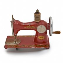 מכונת תפירה סובייטית לילדים, מתכת ועץ, תוצרת ברית המועצות (СССР)