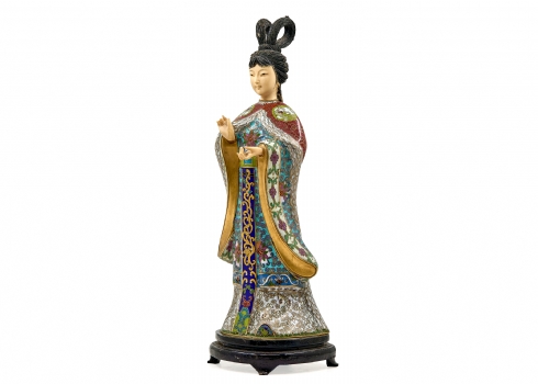 פסל סיני עשוי קלואזונה ובסיס עץ, הראש והידיים עשויים חומר יצוק דמוי חומר טבעי