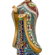 פסל סיני עשוי קלואזונה ובסיס עץ, הראש והידיים עשויים חומר יצוק דמוי חומר טבעי