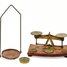 סט מאזניים וינטג' ברזל צבוע ונחושת עם משקולות קטנות