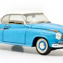 רכב דגם  Borgward Isabella 1:18, Revell, מתכת ופלסטיק, דלתות נפתחות