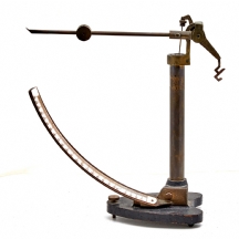 משקל מדידה עם קשת מדידה גדולה, עשוי פליז  ופלדה יצוקה