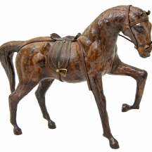 פסל עץ בדמות סוס
