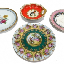 4 צלחות פורצלן שונות, יצרנים ודגמים שונים, מעוטרות וחתומות