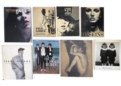 9 ספרים בתחום הצילום האמנותי והפוטוגרפיה הכולל יצירות מאת צלמים ידועים ואיקוניים