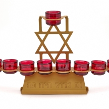 חנוכיה גדולה עשויה מתכת וכוסות זכוכית אדומה נשלפות