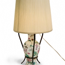 מנורת ריצפה גדולה הבסיס עשוי אגרטל פורצלן סיני מעוטר באמייל וחתום