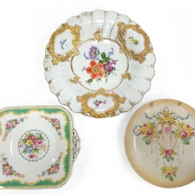 3 צלחות פורצלן שונות, יצרנים ודגמים שונים, מעוטרות וחתומות