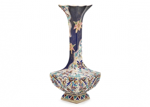 אגרטל קרמיקה יפני עתיק, מעוטר ציורי יד באמייל בטכניקת מוריאג' (Moriage), חתום