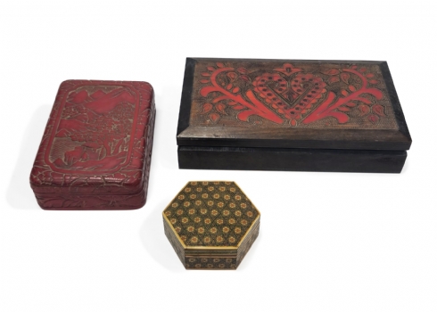 שלוש תיבות שולחניות שונות, מעוטרות