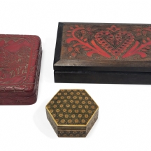 שלוש תיבות שולחניות שונות, מעוטרות