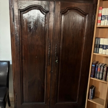 ארון עץ עתיק מעוטר