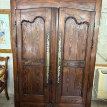 ארון עץ עתיק מעוטר
