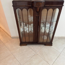 ויטרינה אנגלית עתיקה ויפה במיוחד עשויה עץ מגולף וזכוכית