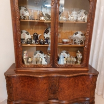 ארון ויטרינה עתיק מתחילת המאה העשרים, עשוי עץ וזכוכית