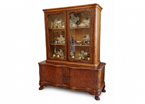 ארון ויטרינה עתיק מתחילת המאה העשרים, עשוי עץ וזכוכית