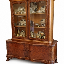 ארון ויטרינה עתיק מתחילת המאה העשרים, עשוי עץ וזכוכית