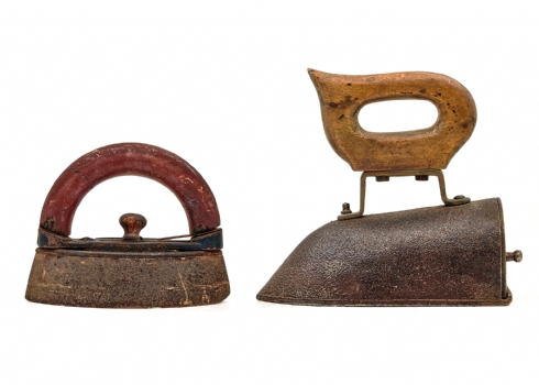 שני מגהצי פחמים עתיקים עשויים ברזל יצוק וידיות עץ