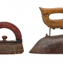 שני מגהצי פחמים עתיקים עשויים ברזל יצוק וידיות עץ