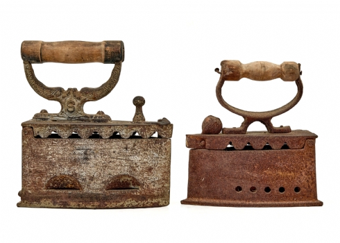 שני מגהצי פחמים עתיקים עשויים ברזל יצוק וידיות עץ