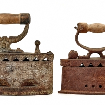 שני מגהצי פחמים עתיקים עשויים ברזל יצוק וידיות עץ