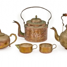 שלושה קומקומים ישנים ועתיקים עשויים נחושת ופליז