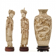 שלושה חפצי נוי סינים (אגרטל ושני פסלונים) עשויים חומר יצוק, בעלי בסיסי עץ