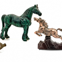 ארבעה פסלוני מתכת בדמות סוסים