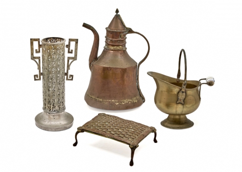 ארבעה כלי מתכת ישנים ועתיקים